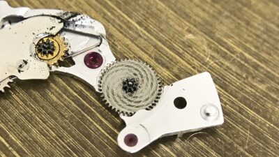 技術者コラム【キズミの中の世界】Vol.5　時計が遅れるようになった【オメガ・ロレックス】